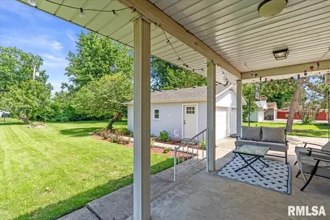 Exterior - 97 Circle Dr, Springfield, IL 62703 photo 4 of 9