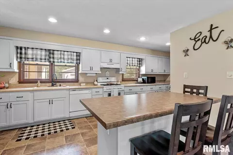 Kitchen - 97 Circle Dr, Springfield, IL 62703 photo 2 of 4