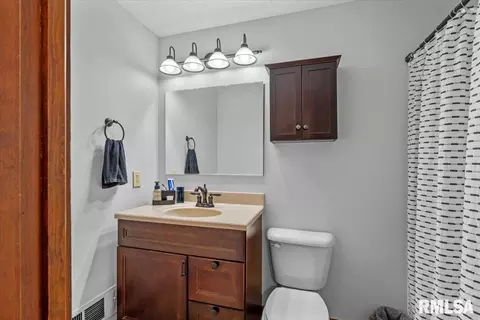 Bath - 97 Circle Dr, Springfield, IL 62703 photo 2 of 3