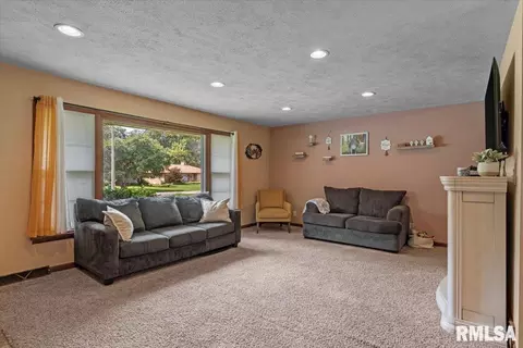 Living - 97 Circle Dr, Springfield, IL 62703 photo 1 of 2