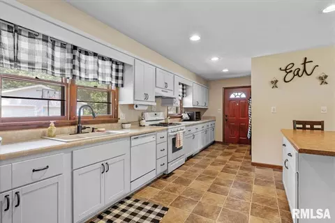 Kitchen - 97 Circle Dr, Springfield, IL 62703 photo 3 of 4