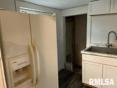 Entry Way - 600 N Stephen Ave, Springfield, IL 62707 photo 1 of 2