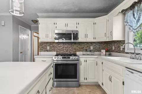 Kitchen - 8 Abbey Ct, Chatham, IL 62629 photo 3 of 3