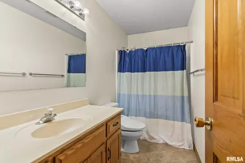 Bath - 8 Abbey Ct, Chatham, IL 62629 photo 2 of 4