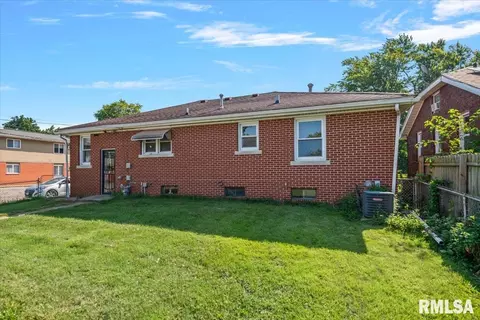 Exterior - 229 N Milton Ave, Springfield, IL 62702 photo 2 of 9
