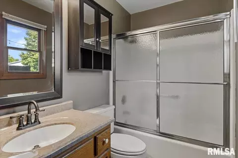 Bath - 2517 Columbus Cir, Springfield, IL 62703 photo 2 of 2