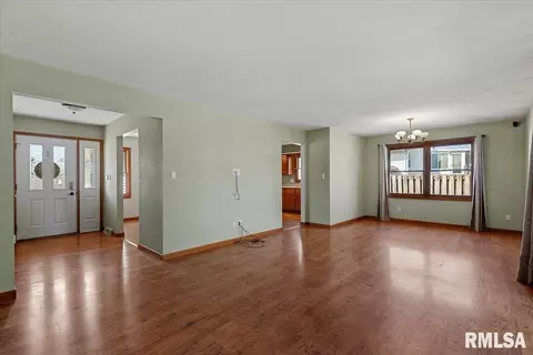 Living - 2517 Columbus Cir, Springfield, IL 62703 photo 2 of 4