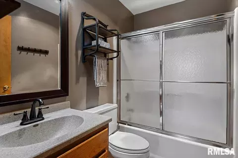 Bath - 2517 Columbus Cir, Springfield, IL 62703 photo 1 of 2