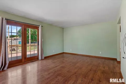 Living - 2517 Columbus Cir, Springfield, IL 62703 photo 4 of 4