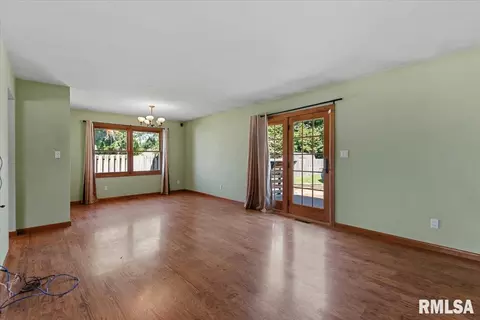 Living - 2517 Columbus Cir, Springfield, IL 62703 photo 1 of 4