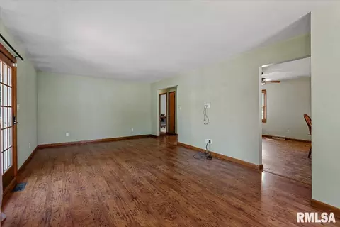 Living - 2517 Columbus Cir, Springfield, IL 62703 photo 3 of 4