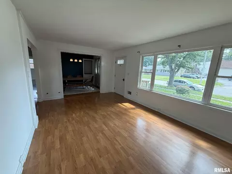 Living - 18 Radcliff Rd, Springfield, IL 62703 photo 3 of 4