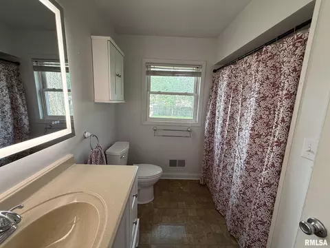 Bath - 18 Radcliff Rd, Springfield, IL 62703 photo 1 of 5