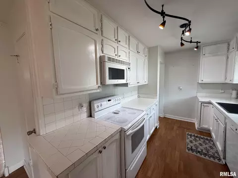 Kitchen - 18 Radcliff Rd, Springfield, IL 62703 photo 1 of 3