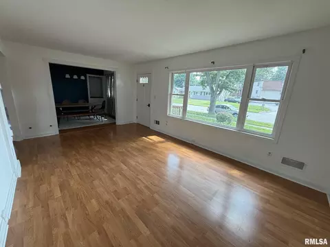 Living - 18 Radcliff Rd, Springfield, IL 62703 photo 4 of 4