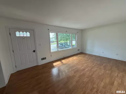 Living - 18 Radcliff Rd, Springfield, IL 62703 photo 1 of 4