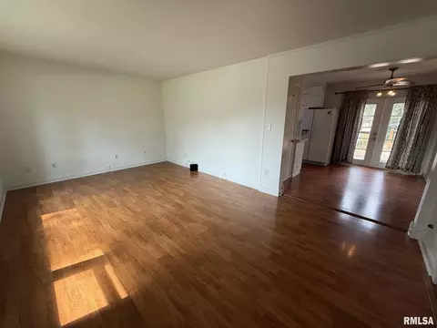 Living - 18 Radcliff Rd, Springfield, IL 62703 photo 2 of 4