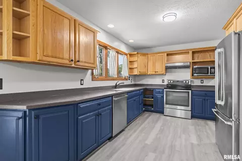 Kitchen - 2316 Shabbona Dr, Springfield, IL 62702 photo 2 of 5
