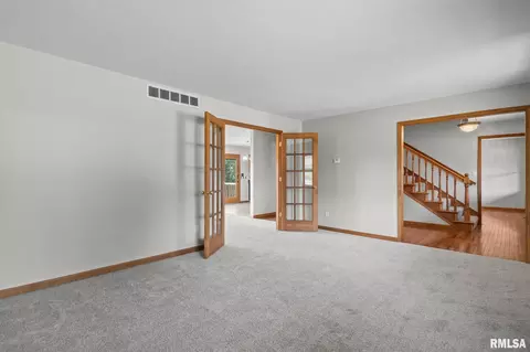 Living - 2316 Shabbona Dr, Springfield, IL 62702 photo 2 of 7