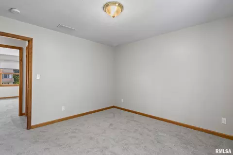 Bedroom - 2316 Shabbona Dr, Springfield, IL 62702 photo 9 of 12