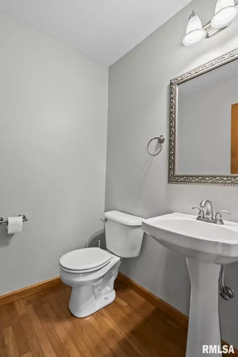 Bath - 2316 Shabbona Dr, Springfield, IL 62702 photo 1 of 3