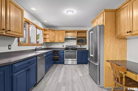 Kitchen - 2316 Shabbona Dr, Springfield, IL 62702 photo 1 of 5