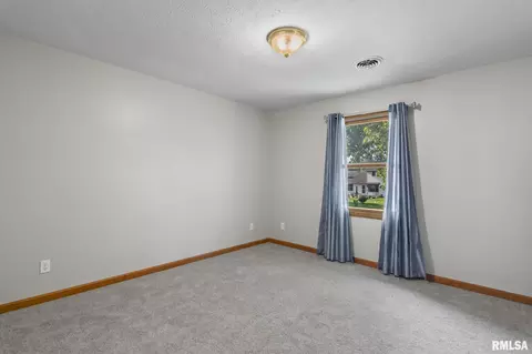 Bedroom - 2316 Shabbona Dr, Springfield, IL 62702 photo 8 of 12
