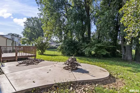 Exterior - 2316 Shabbona Dr, Springfield, IL 62702 photo 4 of 6
