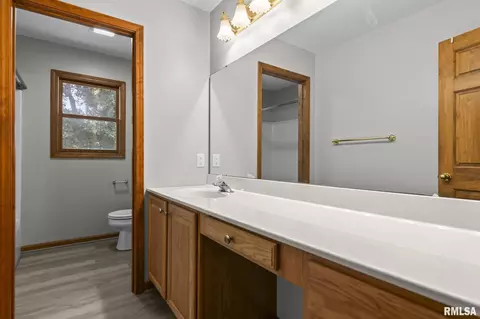 Bath - 2316 Shabbona Dr, Springfield, IL 62702 photo 2 of 3