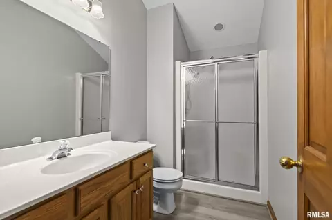 Bath - 2316 Shabbona Dr, Springfield, IL 62702 photo 3 of 3