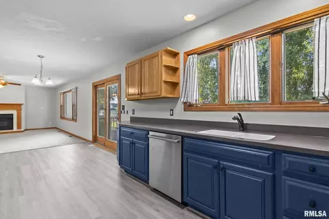 Kitchen - 2316 Shabbona Dr, Springfield, IL 62702 photo 4 of 5