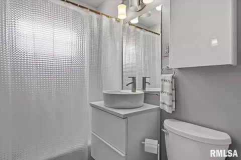 Bath - 60 Archer Ave, Springfield, IL 62704 photo 1 of 1