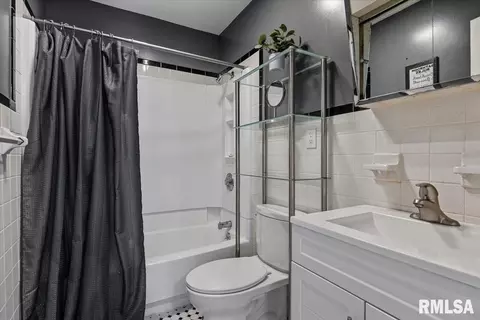 Bath - 2517 Burton Dr, Springfield, IL 62703 photo 1 of 1