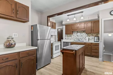 Kitchen - 2036 N 7th St, Springfield, IL 62704 photo 4 of 5