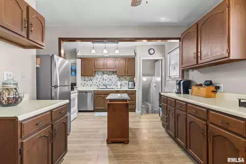 Kitchen - 2036 N 7th St, Springfield, IL 62704 photo 2 of 5