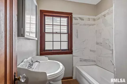 Bath - 1320 E Stanford Ave, Springfield, IL 62703 photo 1 of 1