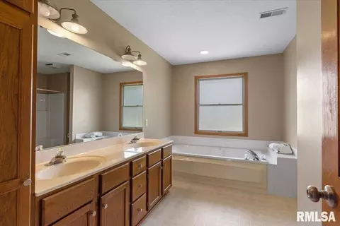 Bath - 2105 Burgess Dr, Springfield, IL 62711 photo 1 of 4