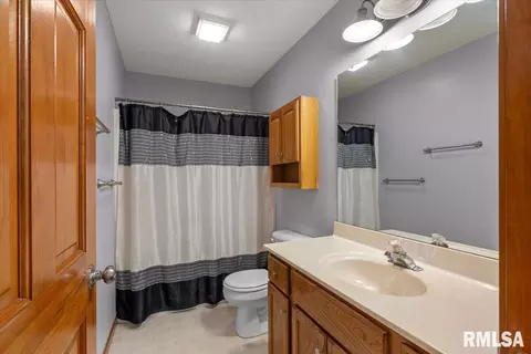 Bath - 2105 Burgess Dr, Springfield, IL 62711 photo 3 of 4
