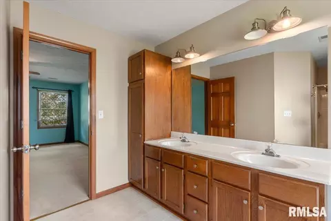 Bath - 2105 Burgess Dr, Springfield, IL 62711 photo 2 of 4