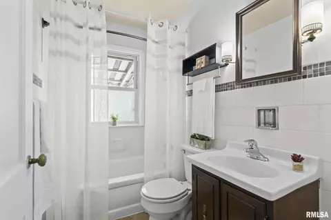 Bath - 1716 N 22nd St, Springfield, IL 62702 photo 1 of 1
