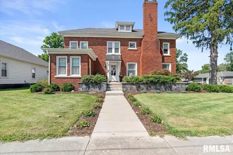 811 4th St, Pawnee, IL 62558
