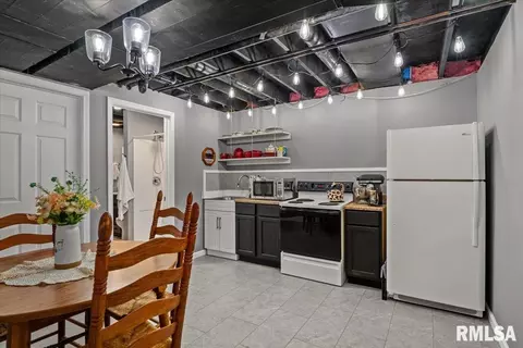 Kitchen - 309 Five Forks Dr, Springfield, IL 62711 photo 3 of 4