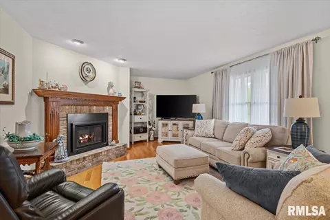 Living - 309 Five Forks Dr, Springfield, IL 62711 photo 2 of 3
