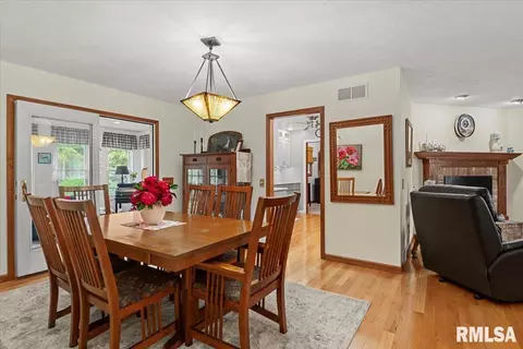Dining - 309 Five Forks Dr, Springfield, IL 62711 photo 2 of 3