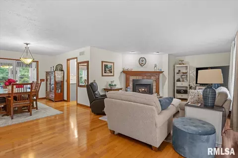 Living - 309 Five Forks Dr, Springfield, IL 62711 photo 1 of 3