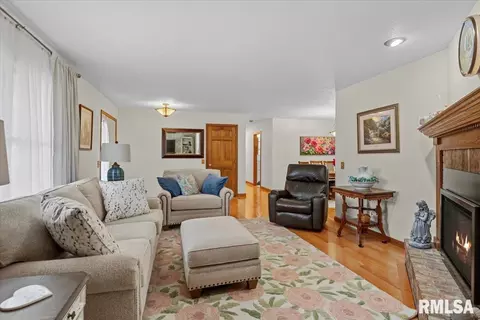 Living - 309 Five Forks Dr, Springfield, IL 62711 photo 3 of 3