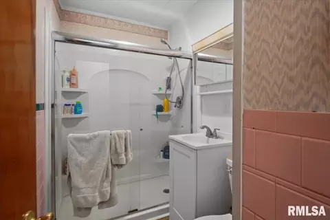 Bath - 18 Barbara Ct, Springfield, IL 62704 photo 1 of 1