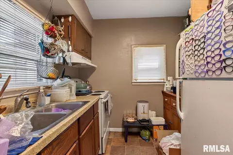 Kitchen - 3004 S Allis Ave, Springfield, IL 62703 photo 2 of 2