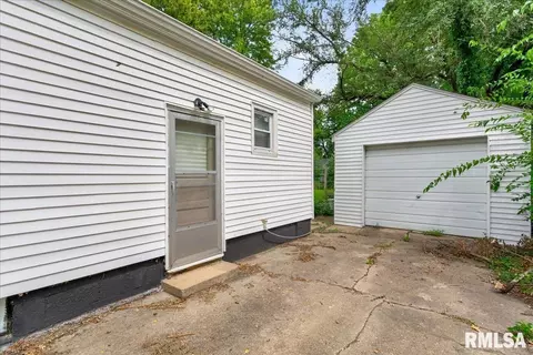 Exterior - 3004 S Allis Ave, Springfield, IL 62703 photo 4 of 12