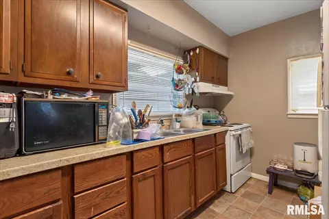 Entry Way - 3004 S Allis Ave, Springfield, IL 62703 photo 2 of 2